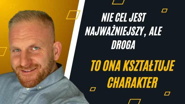 Mężczyzna w jasnoniebieskiej koszuli z krótkimi, jasnymi włosami i brodą uśmiecha się do kamery. Obok niego znajduje się tekst na ciemnym tle: "Nie cel jest najważniejszy, ale droga. To ona kształtuje charakter". Tło obrazu jest gradientowe, przechodzące od żółtego do pomarańczowego. Na ciemnym tle wokół tekstu widoczne są małe, żółte, geometryczne kształty.